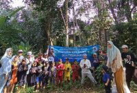 Pemerintah Desa Cikamunding, Kecamatan Cilograng, Kabupaten Lebak melakukan aksi tanam pohon memperingati hari jadi ke 48 tahun. (Istimewa)