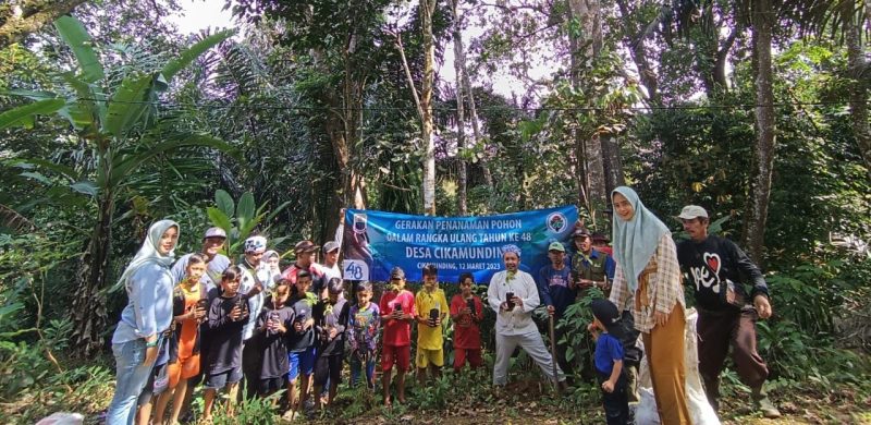 Pemerintah Desa Cikamunding, Kecamatan Cilograng, Kabupaten Lebak melakukan aksi tanam pohon memperingati hari jadi ke 48 tahun. (Istimewa)
