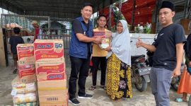 Ketua BPC HIPMI Lebak, Osep Mulyawan Karis saat memberikan bantuan kepada korban banjir di Kecamatan Leuwidamar. (Istimewa)