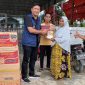Ketua BPC HIPMI Lebak, Osep Mulyawan Karis saat memberikan bantuan kepada korban banjir di Kecamatan Leuwidamar. (Istimewa)