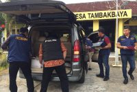 Polisi berhasil mengamankan satu boks dokumen usai menggeledah kantor desa Tambak Baya, Kecamatan Cibadak, Kabupaten Lebak. (Istimewa)