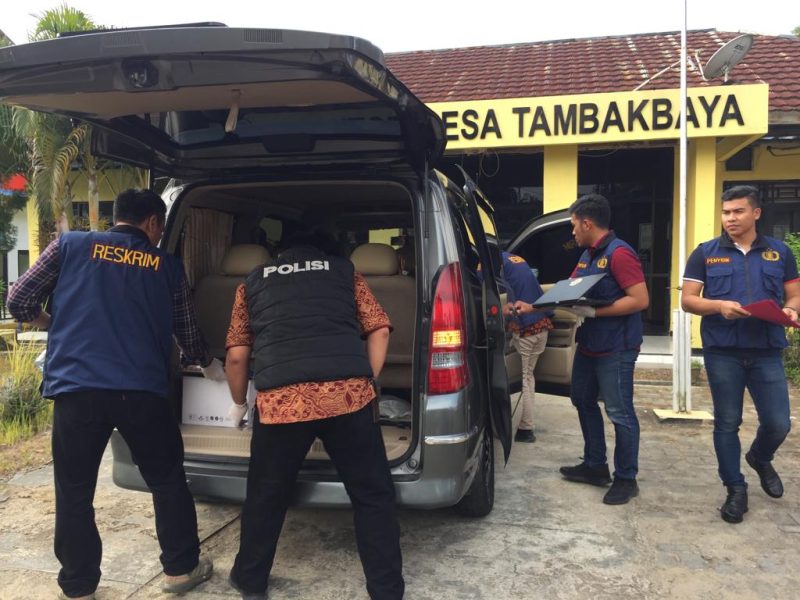 Polisi berhasil mengamankan satu boks dokumen usai menggeledah kantor desa Tambak Baya, Kecamatan Cibadak, Kabupaten Lebak. (Istimewa)
