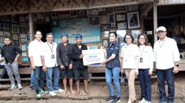 Direktur PT Bank Rakyat Indonesia (BRI) Handayani saat menyerahkan bantuan sarana dan prasarana secara simbolis untuk warga baduy. (Istimewa)