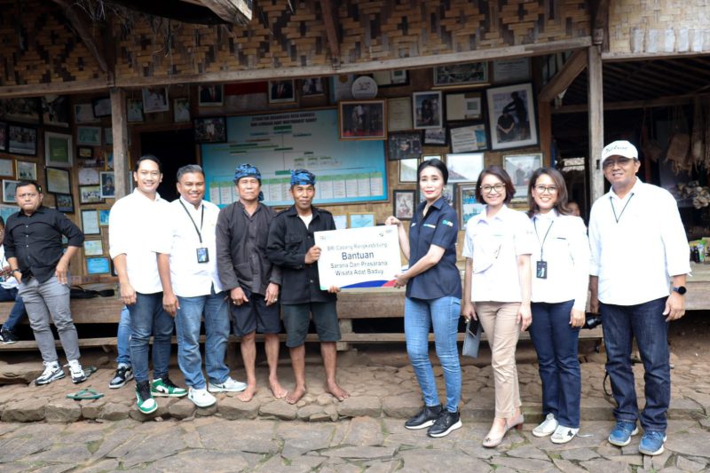 Direktur PT Bank Rakyat Indonesia (BRI) Handayani saat menyerahkan bantuan sarana dan prasarana secara simbolis untuk warga baduy. (Istimewa)
