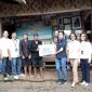 Direktur PT Bank Rakyat Indonesia (BRI) Handayani saat menyerahkan bantuan sarana dan prasarana secara simbolis untuk warga baduy. (Istimewa)