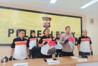Polres Lebak saat ungkap kasus suami bacok istri di Lebak. (Dailyhits)