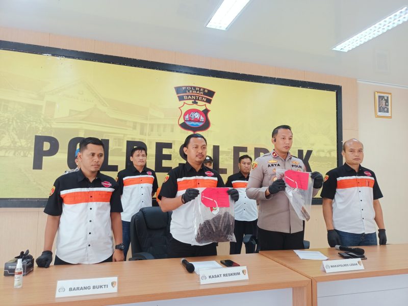 Polres Lebak saat ungkap kasus suami bacok istri di Lebak. (Dailyhits)