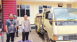 Kapolres Lebak, AKBP Wiwin Setiawan dan Kasatreskrim Polres Lebak, IPTU Andi Kurniady saat menunjukkan jeriken berisi pertalite yang akan dipasarkan kepada para pedagang bensin eceran di Lebak. (Istimewa)