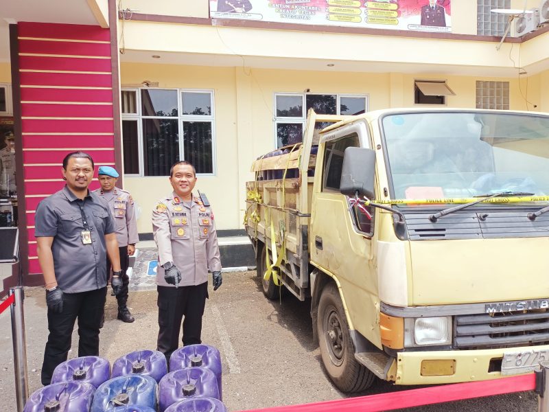 Kapolres Lebak, AKBP Wiwin Setiawan dan Kasatreskrim Polres Lebak, IPTU Andi Kurniady saat menunjukkan jeriken berisi pertalite yang akan dipasarkan kepada para pedagang bensin eceran di Lebak. (Istimewa)