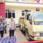 Kapolres Lebak, AKBP Wiwin Setiawan dan Kasatreskrim Polres Lebak, IPTU Andi Kurniady saat menunjukkan jeriken berisi pertalite yang akan dipasarkan kepada para pedagang bensin eceran di Lebak. (Istimewa)