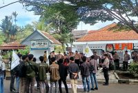 KPU Kabupaten Lebak saat digeruduk Ikatan Mahasiswa Lebak (Imala). Mereka memprotes kebijakan KPU yang menerapkan pajak pada gaji PPK dan PPS. (Dailyhits/Jalu)