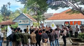 KPU Kabupaten Lebak saat digeruduk Ikatan Mahasiswa Lebak (Imala). Mereka memprotes kebijakan KPU yang menerapkan pajak pada gaji PPK dan PPS. (Dailyhits/Jalu)