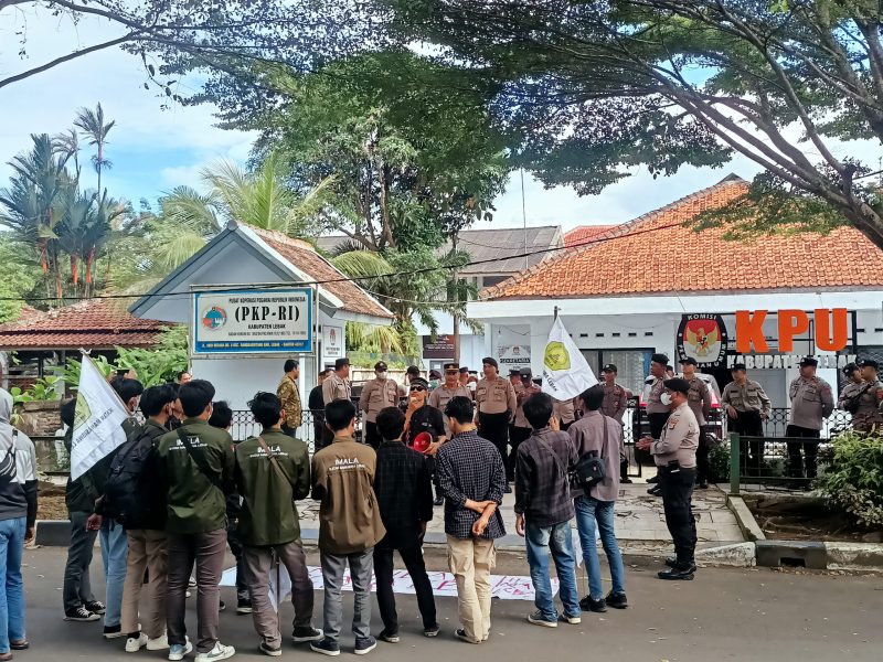 KPU Kabupaten Lebak saat digeruduk Ikatan Mahasiswa Lebak (Imala). Mereka memprotes kebijakan KPU yang menerapkan pajak pada gaji PPK dan PPS. (Dailyhits/Jalu)