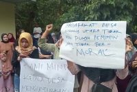 Warga Cigoong Utara saat berunjuk rasa di depan kantor desa. (istimewa)