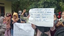 Warga Cigoong Utara saat berunjuk rasa di depan kantor desa. (istimewa)