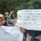 Warga Cigoong Utara saat berunjuk rasa di depan kantor desa. (istimewa)