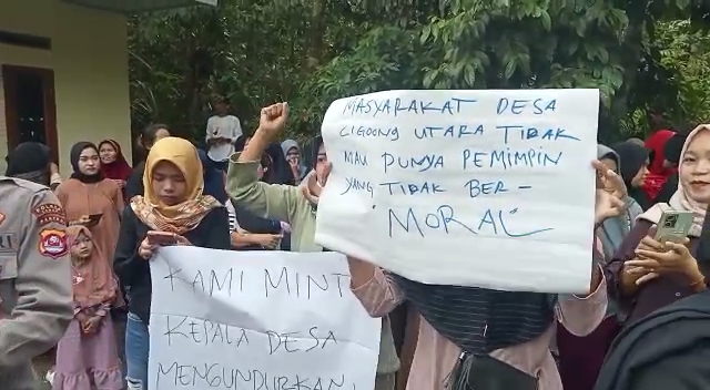 Warga Cigoong Utara saat berunjuk rasa di depan kantor desa. (istimewa)