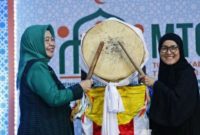 Plh Sekda Banten, Virgojanti (hijau) bersama Bupati Lebak, Iti Octavia Jayabaya saat menutup MTQ ke 40 tingkat Kabupaten Lebak. (Istimewa)