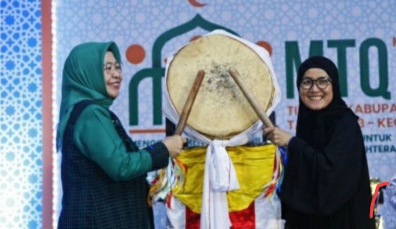 Plh Sekda Banten, Virgojanti (hijau) bersama Bupati Lebak, Iti Octavia Jayabaya saat menutup MTQ ke 40 tingkat Kabupaten Lebak. (Istimewa)
