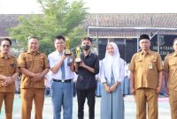 Kepala SMK Negeri 1 Rangkasbitung, Drs. Mukmin (kedua kiri) saat foto bersama dengan pelajar berprestasi di Lomba Kompetensi Siswa tingkat Banten. (Istimewa)