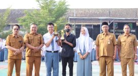 Kepala SMK Negeri 1 Rangkasbitung, Drs. Mukmin (kedua kiri) saat foto bersama dengan pelajar berprestasi di Lomba Kompetensi Siswa tingkat Banten. (Istimewa)