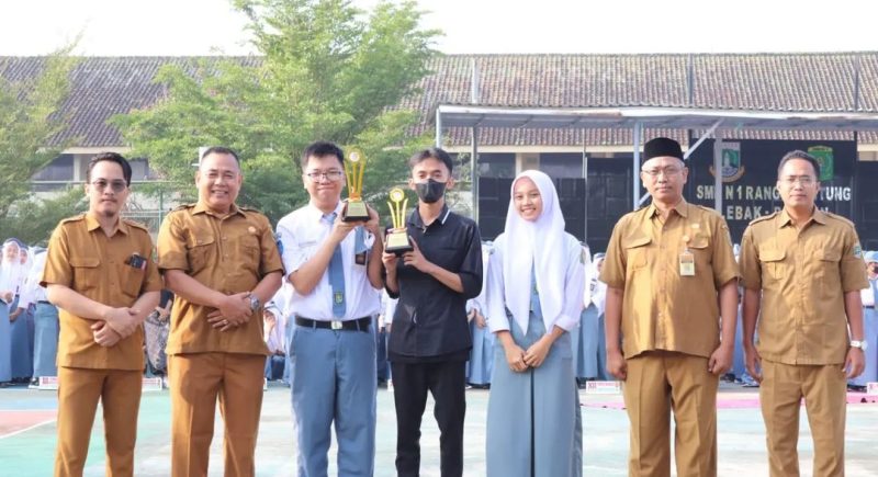 Kepala SMK Negeri 1 Rangkasbitung, Drs. Mukmin (kedua kiri) saat foto bersama dengan pelajar berprestasi di Lomba Kompetensi Siswa tingkat Banten. (Istimewa)
