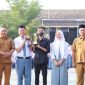 Kepala SMK Negeri 1 Rangkasbitung, Drs. Mukmin (kedua kiri) saat foto bersama dengan pelajar berprestasi di Lomba Kompetensi Siswa tingkat Banten. (Istimewa)
