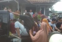 Sejumlah warga terdampak sambaran petir saat akan dilarikan ke Puskesmas Cibadak. (Istimewa)