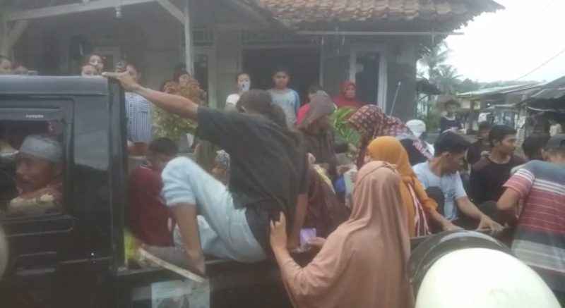 Sejumlah warga terdampak sambaran petir saat akan dilarikan ke Puskesmas Cibadak. (Istimewa)