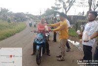 Kader PKS Lebak saat membagikan takjil kepada masyarakat Cirinten. (Istimewa)