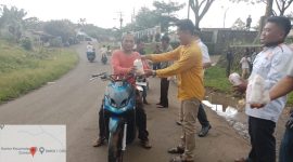 Kader PKS Lebak saat membagikan takjil kepada masyarakat Cirinten. (Istimewa)