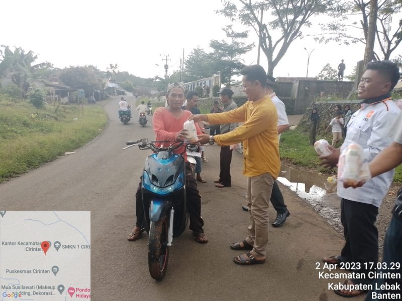 Kader PKS Lebak saat membagikan takjil kepada masyarakat Cirinten. (Istimewa)