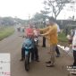Kader PKS Lebak saat membagikan takjil kepada masyarakat Cirinten. (Istimewa)
