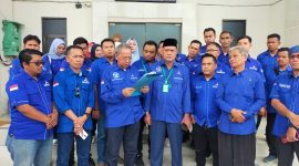 Kader dan Pengurus Demokrat Lebak saat mendatangi Pengadilan Negeri Rangkasbitung. (Istimewa)