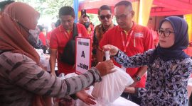 Bupati Lebak, Iti Octavia Jayabaya saat melayani warga yang berburu paket murah di Pasar Ramadhan Plaza Lebak. (Istimewa)