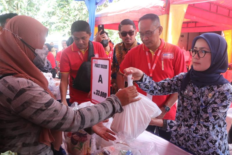 Bupati Lebak, Iti Octavia Jayabaya saat melayani warga yang berburu paket murah di Pasar Ramadhan Plaza Lebak. (Istimewa)