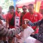 Bupati Lebak, Iti Octavia Jayabaya saat melayani warga yang berburu paket murah di Pasar Ramadhan Plaza Lebak. (Istimewa)