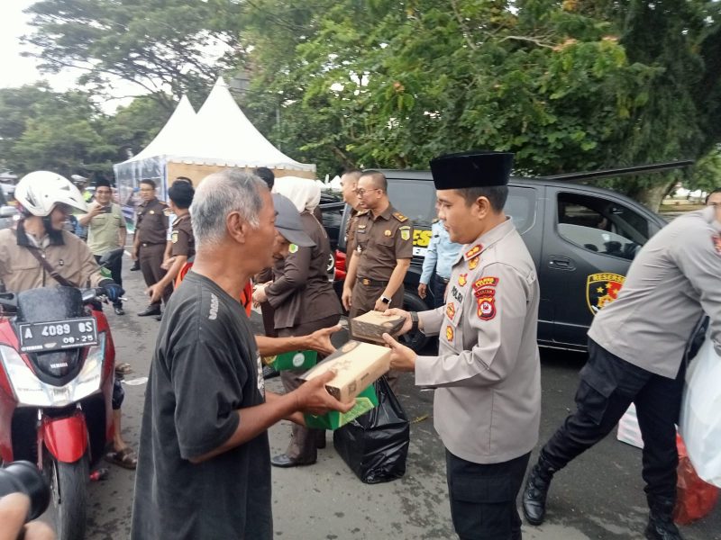 Kapolres Lebak, AKBP Wiwin Setiawan saat membagikan takjil kepada masyarakat. (Istimewa)