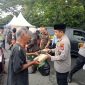 Kapolres Lebak, AKBP Wiwin Setiawan saat membagikan takjil kepada masyarakat. (Istimewa)