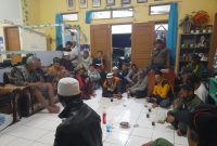 Warga saat berkumpul di Kantor Desa merespon tuduhan penganiayaan yang dilakukan kepada Kepala Desa Cikamunding. (Istimewa)