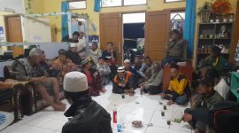 Warga saat berkumpul di Kantor Desa merespon tuduhan penganiayaan yang dilakukan kepada Kepala Desa Cikamunding. (Istimewa)
