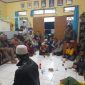 Warga saat berkumpul di Kantor Desa merespon tuduhan penganiayaan yang dilakukan kepada Kepala Desa Cikamunding. (Istimewa)