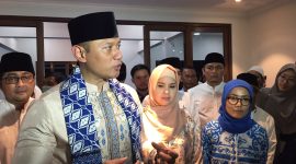 Ketua Umum Partai Demokrat, Agus Harimurti Yudhoyono saat memberikan keterangan pers usai safari ramadan di kediaman Iti Octavia Jayabaya. (Dailyhits)