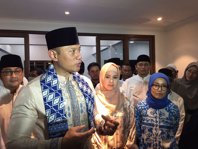 Ketua Umum Partai Demokrat, Agus Harimurti Yudhoyono saat memberikan keterangan pers usai safari ramadan di kediaman Iti Octavia Jayabaya. (Dailyhits)