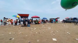 Sampah berserakan di area Pantai Bagedur Lebak. (istimewa)