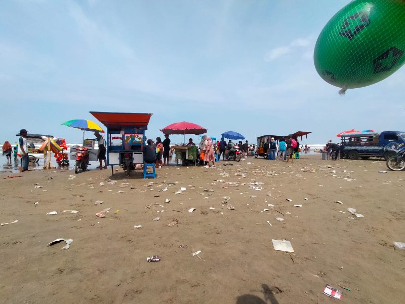 Sampah berserakan di area Pantai Bagedur Lebak. (istimewa)