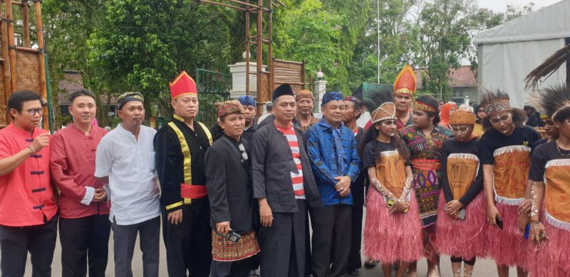 FPK Kabupaten Lebak saat foto bersama sesaat menyambut kedatangan warga Baduy di Rangkasbitung dalam acara Seba Baduy 2023. (Istimewa)