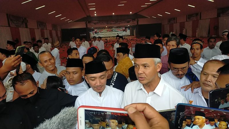 Ganjar Pranowo saat menyambangi kediaman mantan Bupati Lebak, Mulyadi Jayabaya. (Istimewa)