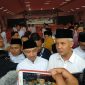 Ganjar Pranowo saat menyambangi kediaman mantan Bupati Lebak, Mulyadi Jayabaya. (Istimewa)