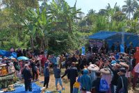 Warga saat mengikuti Pesta Rakyat Desa Cikamunding. (Istimewa)